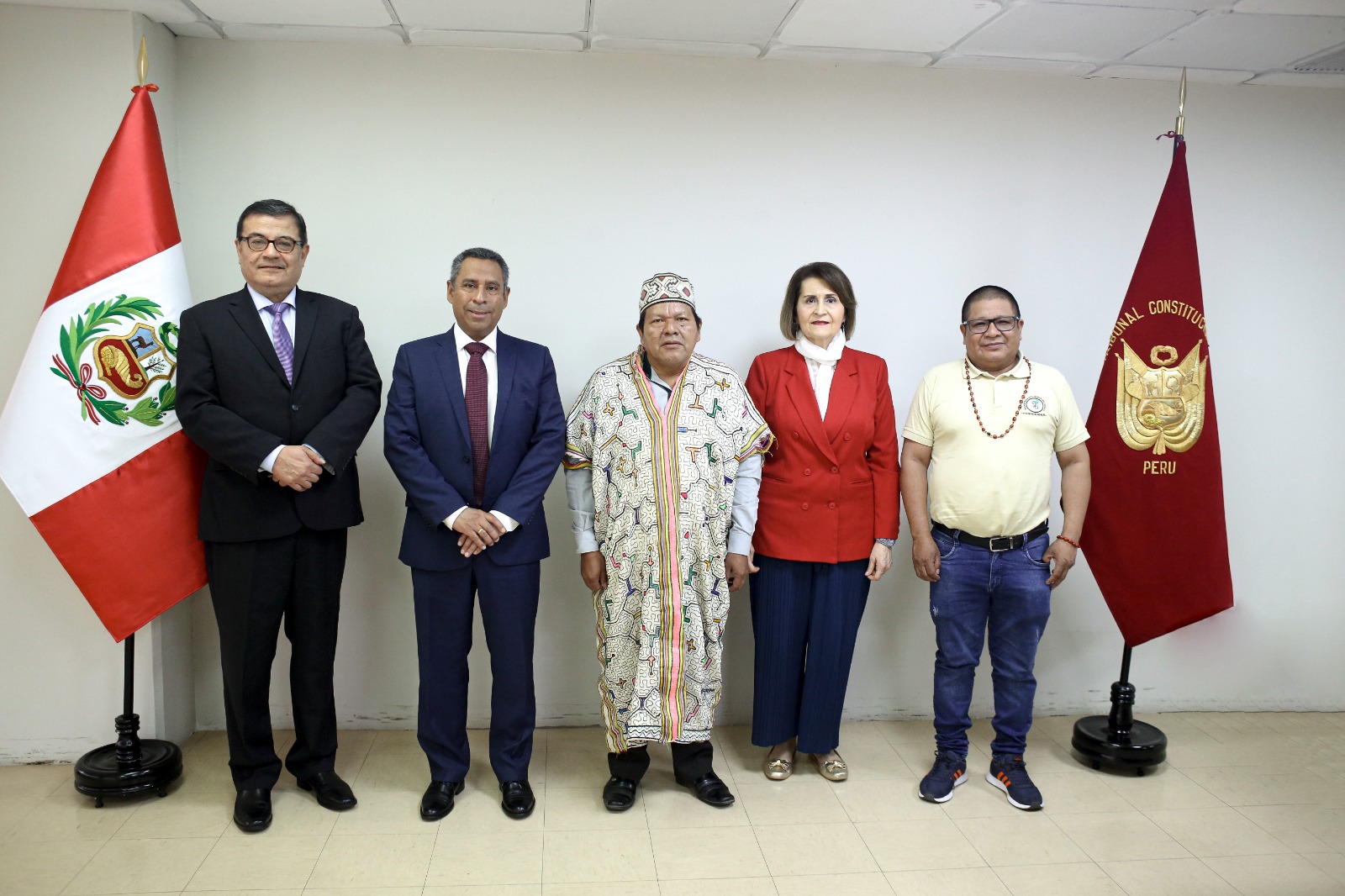 PRESIDENTE DEL TC FRANCISCO MORALES RECIBE LA VISITA DE REPRESENTANTES DE LA ASOCIACIÓN INTERETNICA DE DESARROLLO DE LA SELVA PERUANA (AIDESEP)