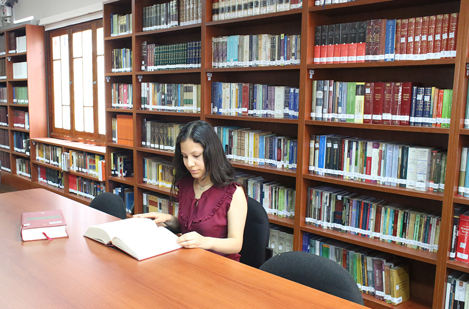 CIUDADANÍA TIENE ACCESO LIBRE A LA BIBLIOTECA DEL TRIBUNAL CONSTITUCIONAL QUE ADMINISTRA EL CENTRO DE ESTUDIOS CONSTITUCIONALES