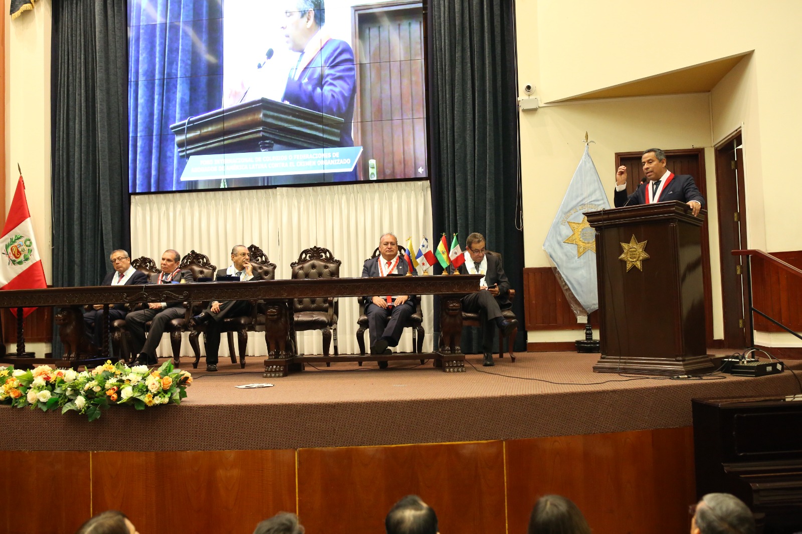 PRESIDENTE DEL TC FRANCISCO MORALES FUE CONDECORADO CON MEDALLA “VICENTE MORALES Y DUÁREZ” POR EL COLEGIO DE ABOGADOS DE LIMA