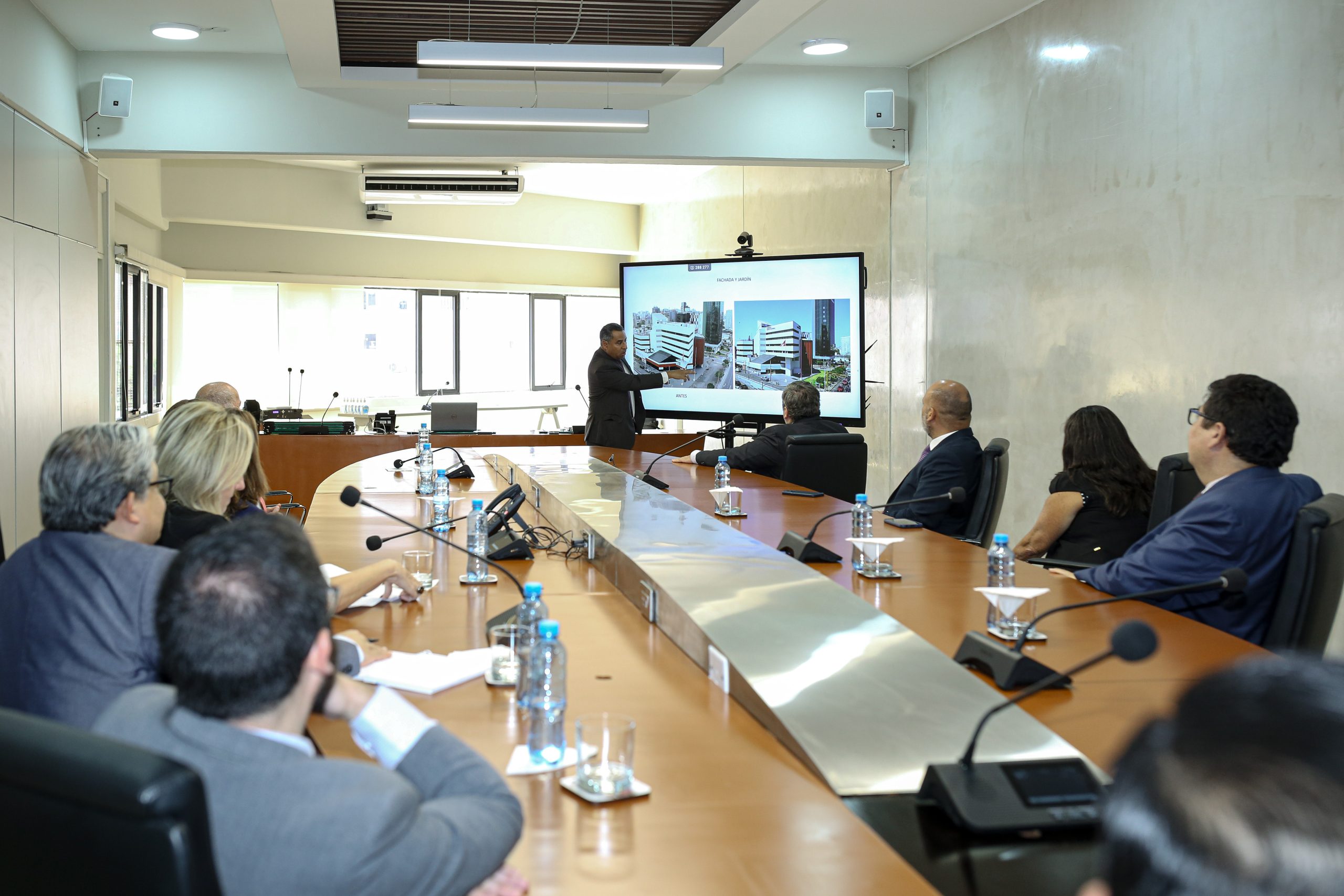 PRESIDENTE DEL TC FRANCISCO MORALES RECIBIÓ A UNA DELEGACIÓN DE ALTOS FUNCIONARIOS DEL BANCO MUNDIAL