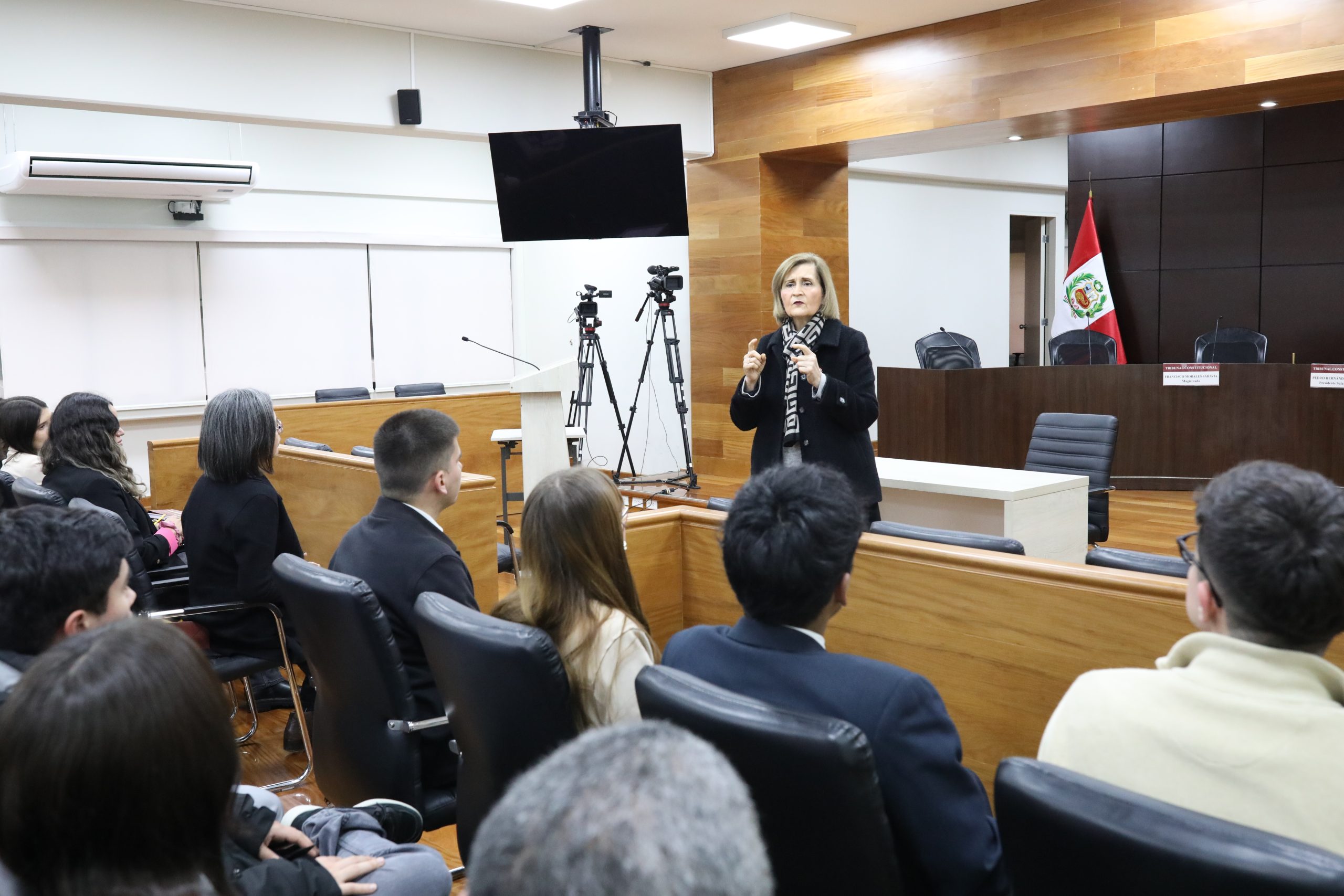 ESTUDIANTES DE LA UNIVERSIDAD DIEGO PORTALES DE CHILE FUERON RECIBIDOS POR LA PRESIDENTA DEL TRIBUNAL CONSTITUCIONAL LUZ PACHECO ZERGA