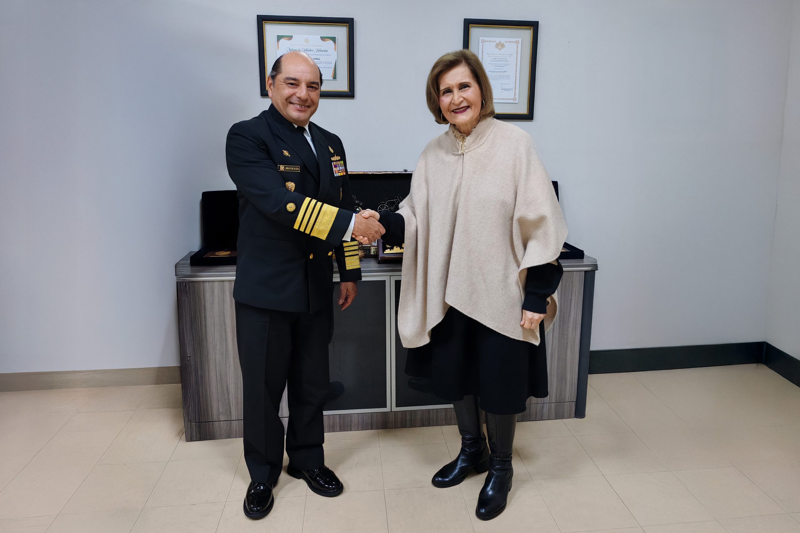 PRESIDENTA DEL TC LUZ PACHECO RECIBIÓ LA VISITA PROTOCOLAR DEL NUEVO COMANDANTE GENERAL DE LA MARINA