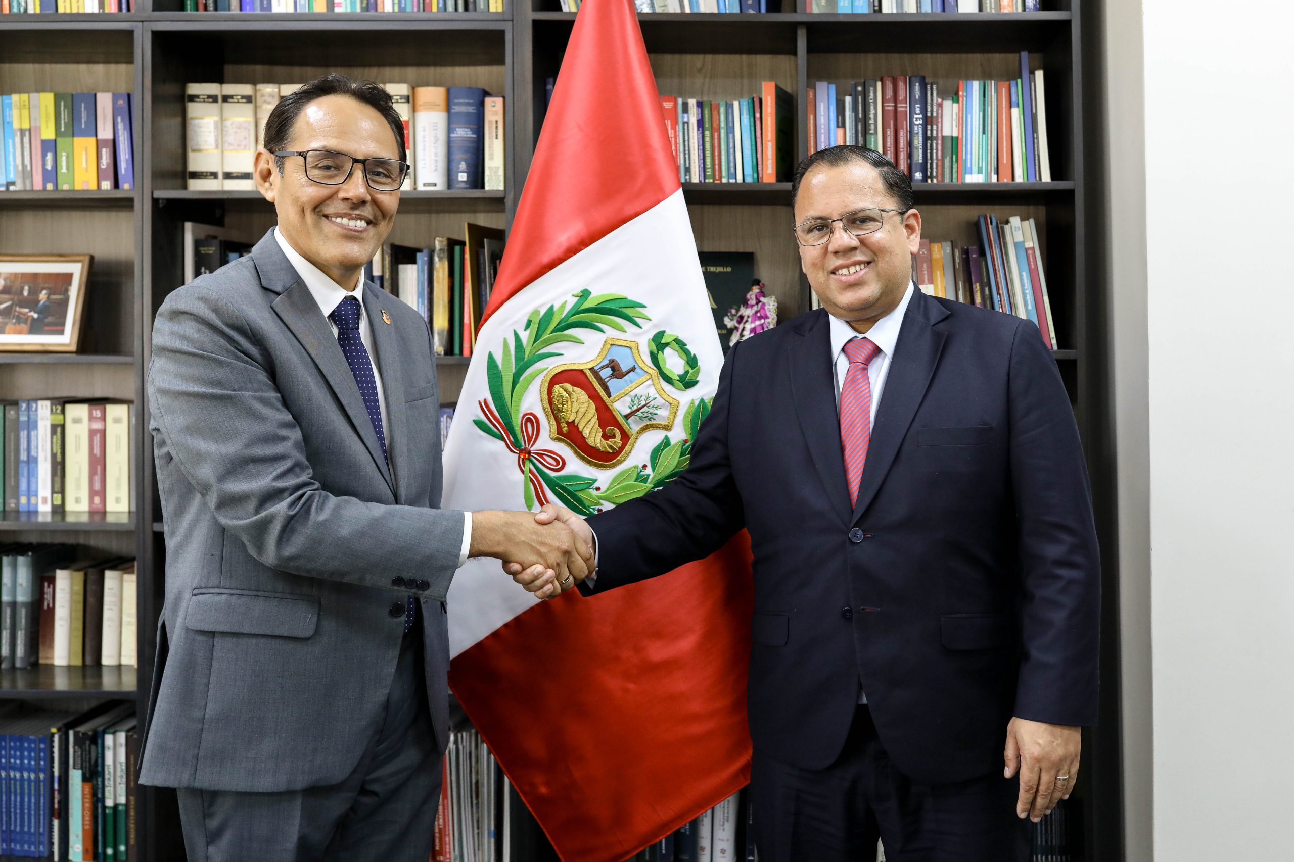 PRESIDENTE EN FUNCIONES DEL TC, HELDER DOMÍNGUEZ, SOSTUVO REUNIÓN DE TRABAJO CON EL MINISTRO DE JUSTICIA Y DERECHOS HUMANOS, WALTER MARTÍNEZ