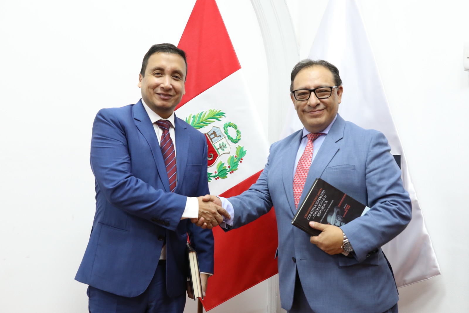 MAGISTRADO DEL TC GUSTAVO GUTIÉRREZ TICSE ENTREGÓ  AL MINISTRO DE JUSTICIA LUIS JIMÉNEZ BORRA EL LIBRO HOMENAJE A JOSÉ F. SÁNCHEZ CARRIÓN