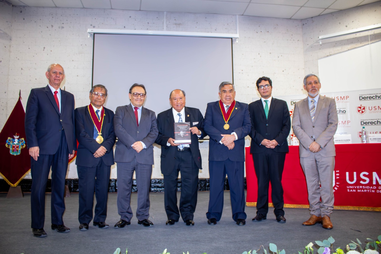 MAGISTRADO DEL TC GUSTAVO GUTIÉRREZ TICSE PRESENTÓ EL LIBRO HOMENAJE A JOSÉ FAUSTINO SÁNCHEZ CARRIÓN EN LA USMP EN AREQUIPA