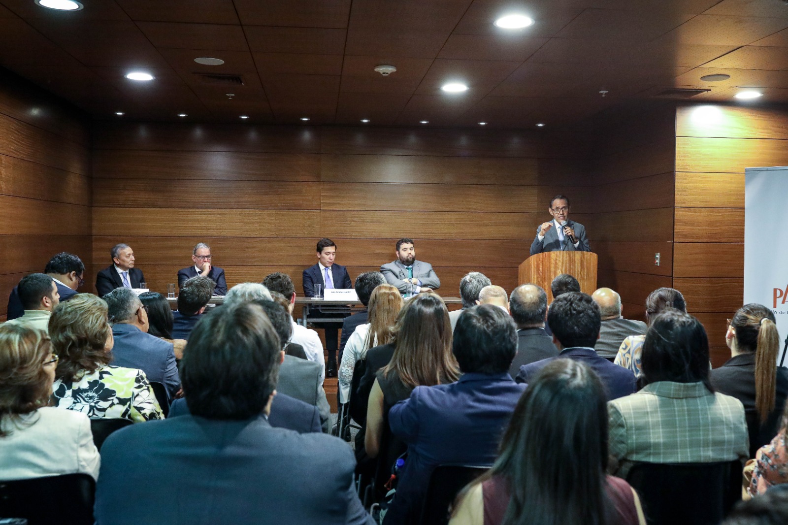 VICEPRESIDENTE DEL TC HELDER DOMÍNGUEZ PARTICIPÓ COMO PONENTE EN LA PRESENTACIÓN DEL LIBRO LA REFORMA JUDICIAL PERUANA DESDE ADENTRO