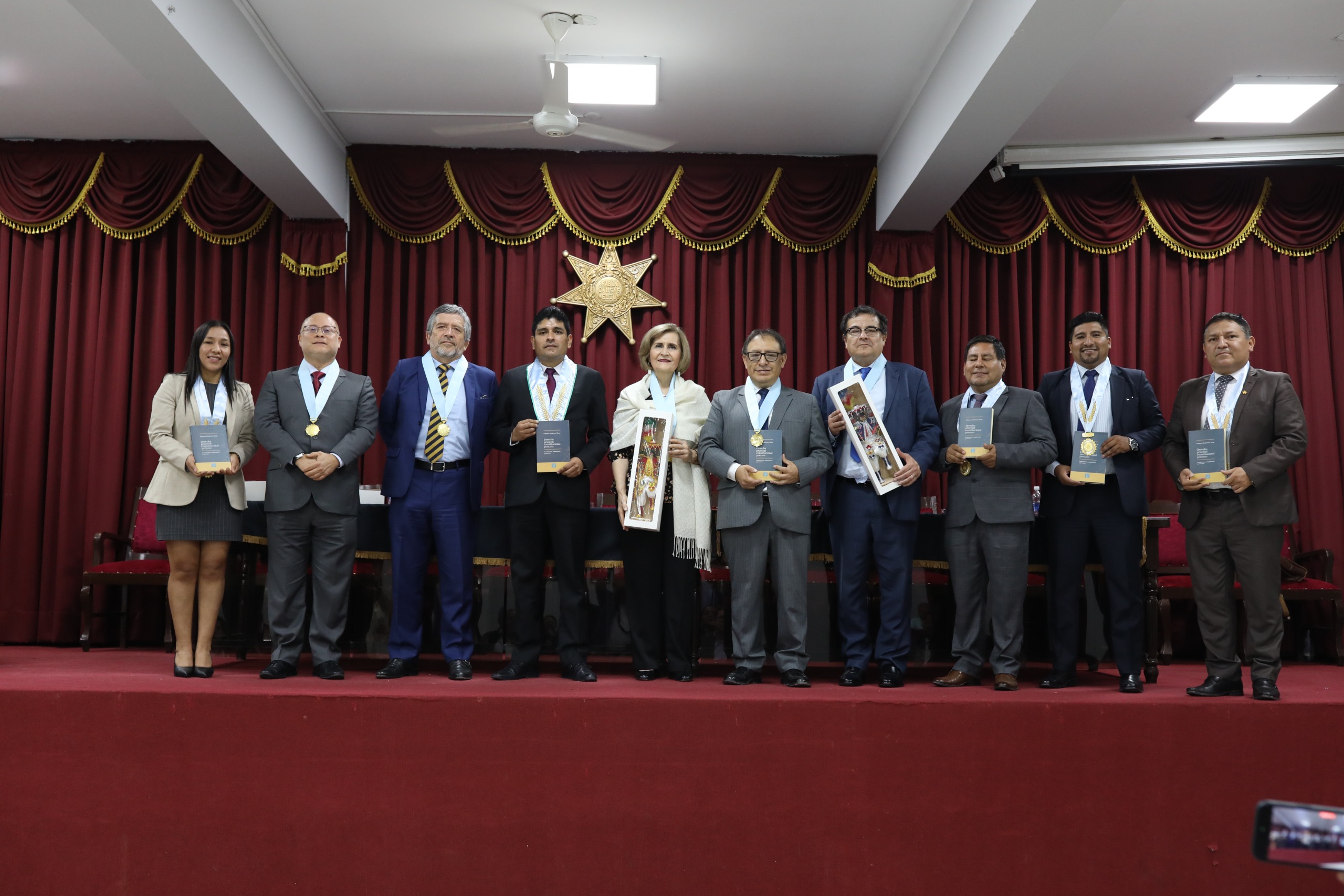 COLEGIO DE ABOGADOS DE HUÁNUCO DISTINGUIÓ E INCORPORÓ A MAGISTRADOS DEL TRIBUNAL CONSTITUCIONAL COMO MIEMBROS HONORARIOS DE LA ORDEN