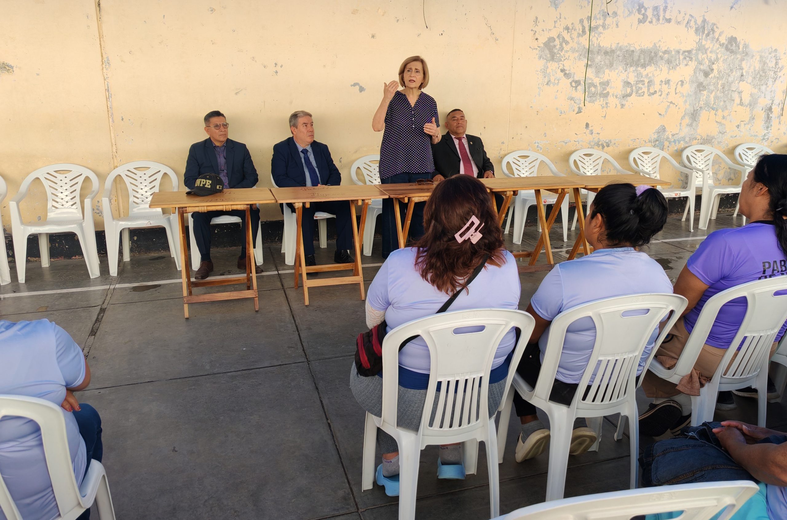 PRESIDENTA DEL TC LUZ PACHECO VISITÓ EL ESTABLECIMIENTO PENITENCIARIO DE MUJERES DE HUÁNUCO Y DONÓ LIBROS PARA LAS INTERNAS