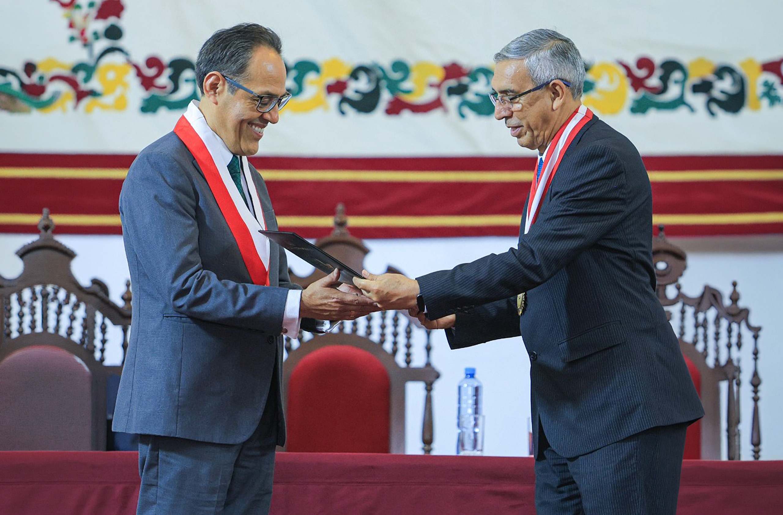 UNIVERSIDAD NACIONAL DE TRUJILLO OTORGÓ UN RECONOCIMIENTO AL VICEPRESIDENTE DEL TC HELDER DOMÍNGUEZ EN EL MARCO DEL 202 ANIVERSARIO INSTITUCIONAL