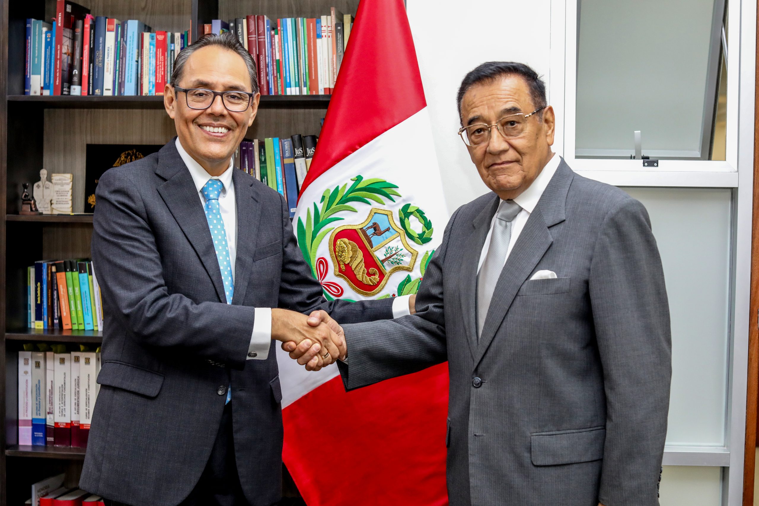 PRESIDENTE DEL TC HELDER DOMÍNGUEZ RECIBIÓ LA VISITA DE LOS ORGANIZADORES DEL IX CONGRESO NACIONAL DE DERECHO PROCESAL CONSTITUCIONAL A REALIZARSE EN CHICLAYO