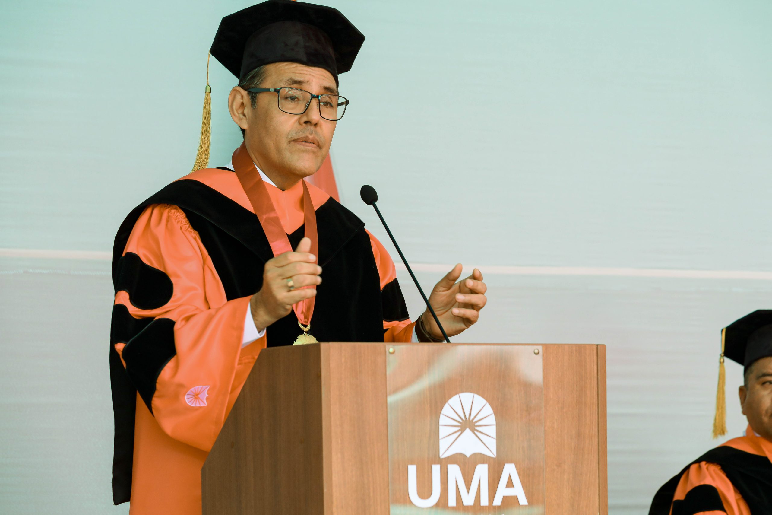 UNA CONFERENCIA MAGISTRAL DENOMINADA “VIVIR CON CONSTITUCIÓN” BRINDÓ EL PRESIDENTE DEL TC HELDER DOMÍNGUEZ EN LA UNIVERSIDAD MARÍA AUXILIADORA
