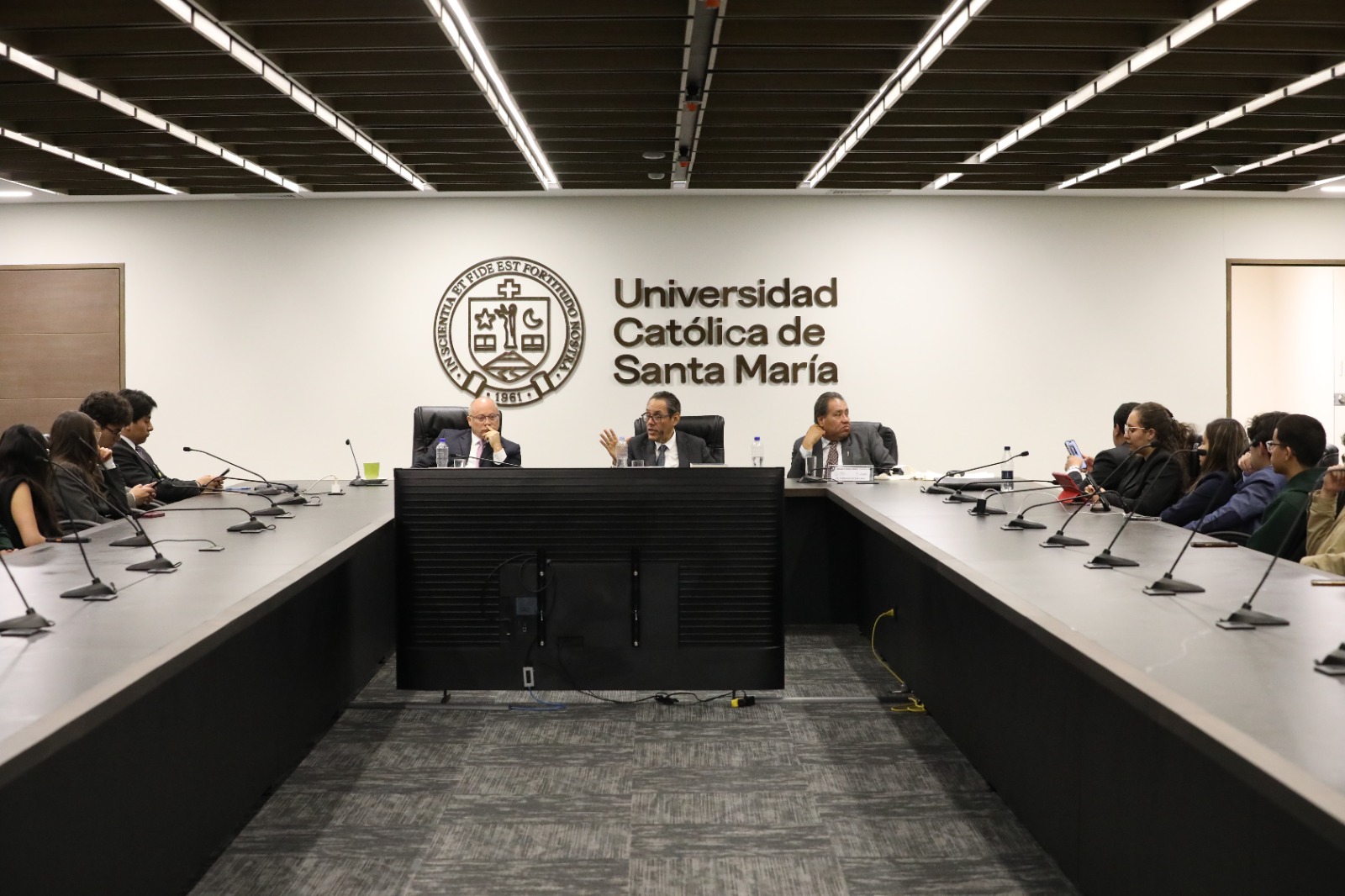 MAGISTRADOS DEL TRIBUNAL CONSTITUCIONAL, HELDER DOMÍNGUEZ Y PEDRO HERNÁNDEZ, PARTICIPAN EN TALLER SOBRE DERECHO CONSTITUCIONAL EN UNIVERSIDAD CATÓLICA DE SANTA MARÍA