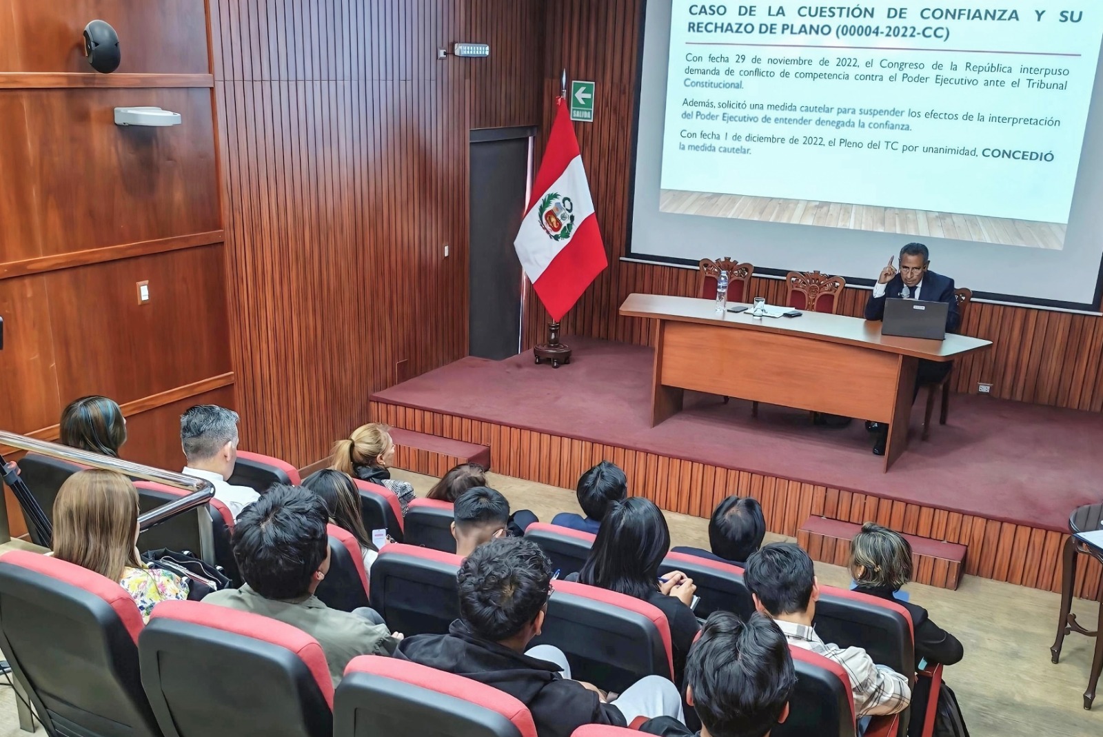 MAGISTRADO DEL TC FRANCISCO MORALES EXPUSO LOS CASOS EMBLEMÁTICOS DEL TRIBUNAL CONSTITUCIONAL EN LA UNIVERSIDAD LA SALLE DE AREQUIPA