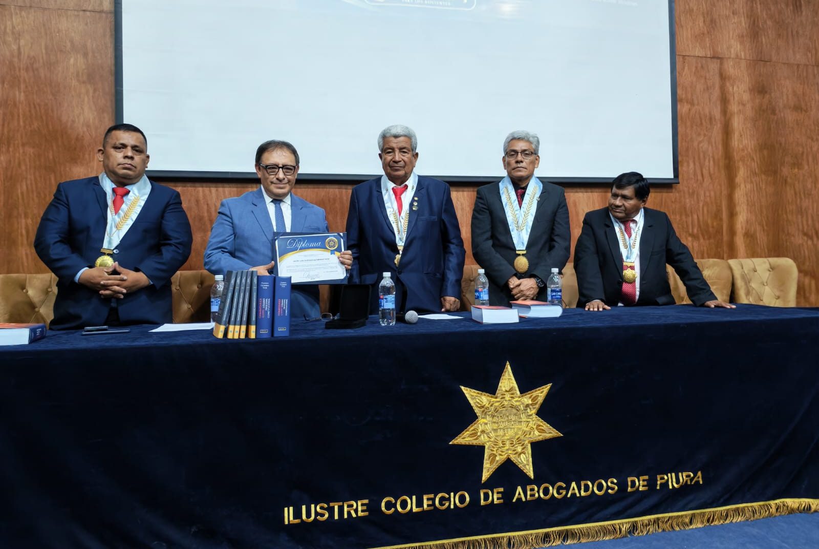 EN SESIÓN SOLEMNE COLEGIO DE ABOGADOS DE PIURA INCORPORÓ COMO MIEMBRO HONORARIO AL MAGISTRADO DEL TC GUSTAVO GUTIÉRREZ