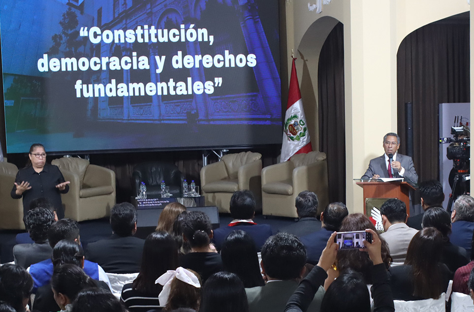 MAGISTRADO DEL TC FRANCISCO MORALES PARTICIPÓ EN CONFERENCIA SOBRE CONSTITUCIÓN Y DEMOCRACIA POR LOS 30 AÑOS DE LA DEFENSORÍA DEL PUEBLO