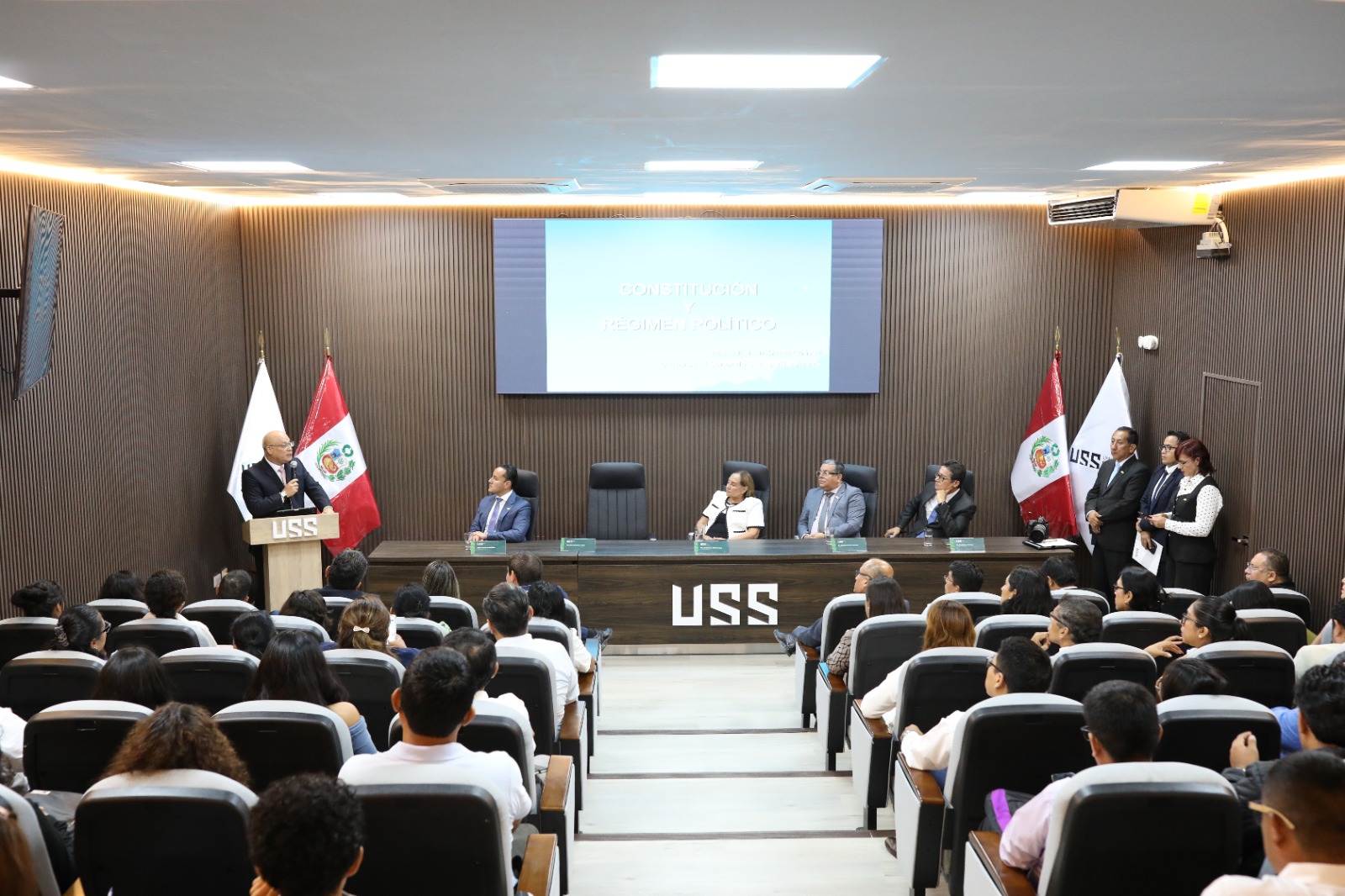 LA UNIVERSIDAD SEÑOR DE SIPÁN FUE ESCENARIO DE UNA CONFERENCIA QUE DIO EL PRESIDENTE DEL TC PEDRO HERNÁNDEZ SOBRE LA CONSTITUCIÓN Y EL RÉGIMEN POLÍTICO